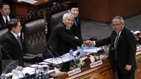 Menteri Pekerjaan Umum dan Perumahan Rakyat Basuki Hadimuljono (kanan) berjabat tangan dengan Wakil Ketua DPR Agus Hermanto (kedua kiri) usai memberikan pandangan akhir pemerintah mengenai RUU di Jakarta, Selasa (23/2). (Liputan6.com/Johan Tallo)