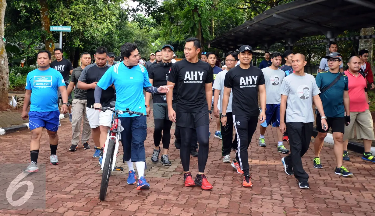Bakal calon gubernur DKI Jakarta, Agus Harimurti Yudhoyono (tengah) berbincang dengan warga saat berolahraga di Kebun Binatang Ragunan Jakarta, Minggu (9/10). Selain olahraga, AHY melakukan bersosialisasi dengan warga. (Liputan6.com/Helmi Fithriansyah)