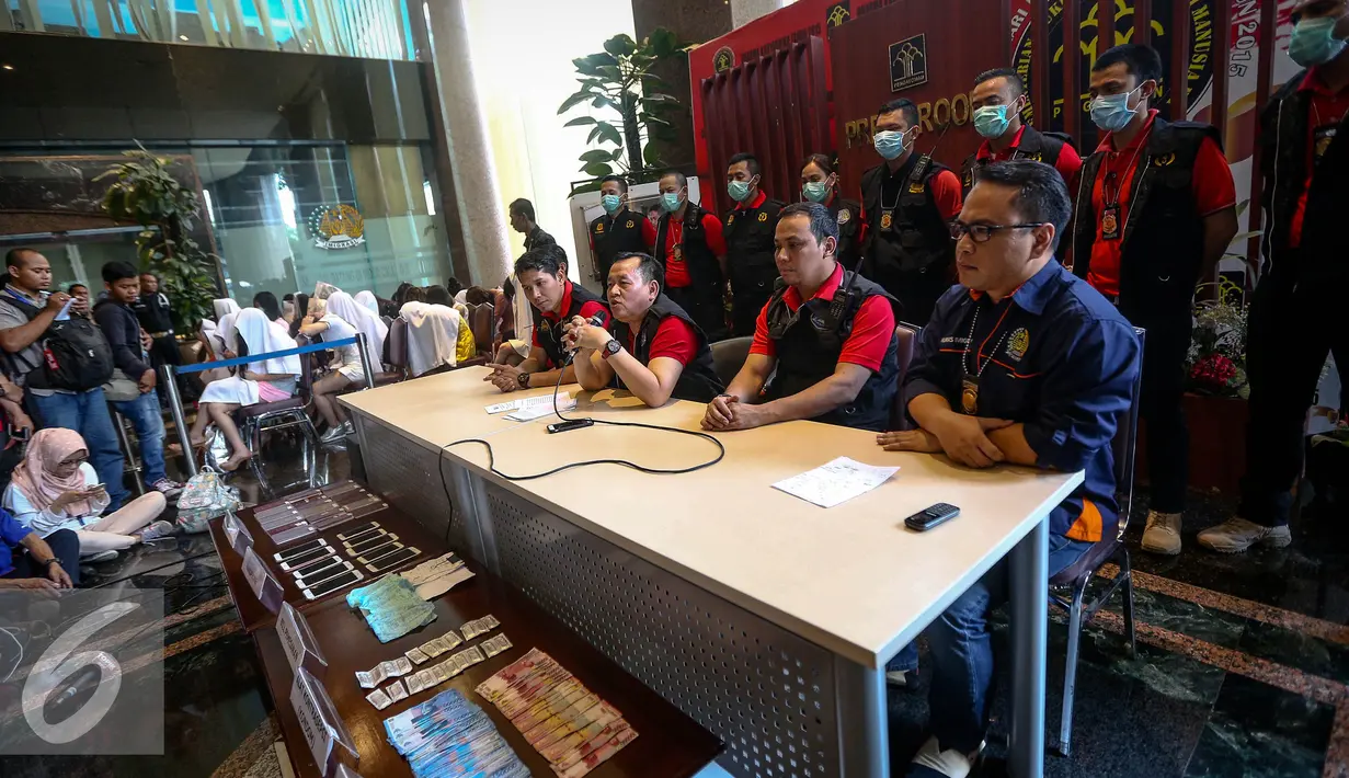 Petugas Imigrasi memberikan pernyataan saat gelar barang bukti penertiban dan pengamanan tahun baru 2017 di Direktorat Jenderal Imigrasi, Jakarta, Minggu (1/1). (Liputan6.com/Faizal Fanani)