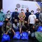 Menteri Pariwisata dan Ekonomi Kreatif (Menparekraf)  Sandiaga Salahuddin Uno beri bantuan di sejumlah lokasi ekowisata di kawasan Cisarua, Jawa Barat, Minggu (18/10/2021)