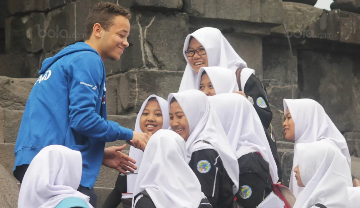 Pemain Timnas Islandia menyapa pelajar saat mengunjungi Candi Prambanan di pebatasan Jawa Tengah-Yogyakarta, Senin (8/1/2018). Timnas Islandia datang ke Indonesia untuk menjalani dua laga persahabatan. (Bola.com/Ronald Seger)
