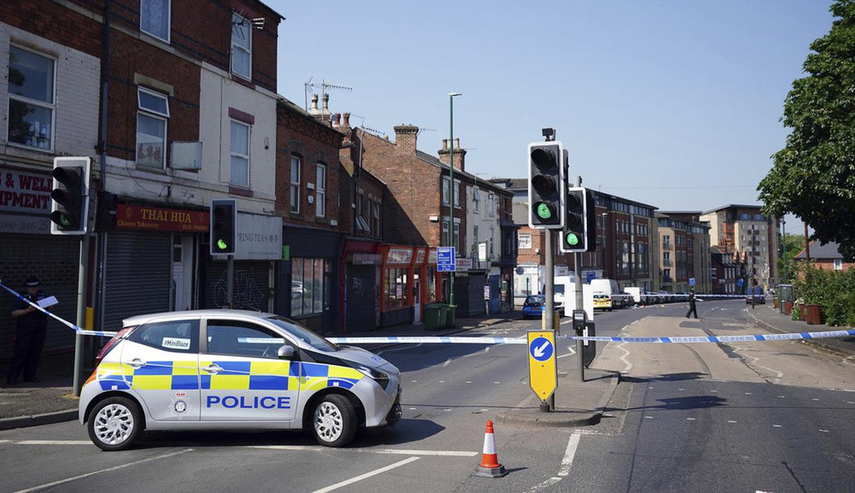 <p>Beberapa saat kemudian, pihak kepolisian mendapatkan pengaduan soal insiden lainnya yang terjadi tidak jauh dari lokasi temuan dua korban tewas, di mana sebuah van dilaporkan berusaha menabrak tiga orang. (Jacob King/PA via AP)</p>