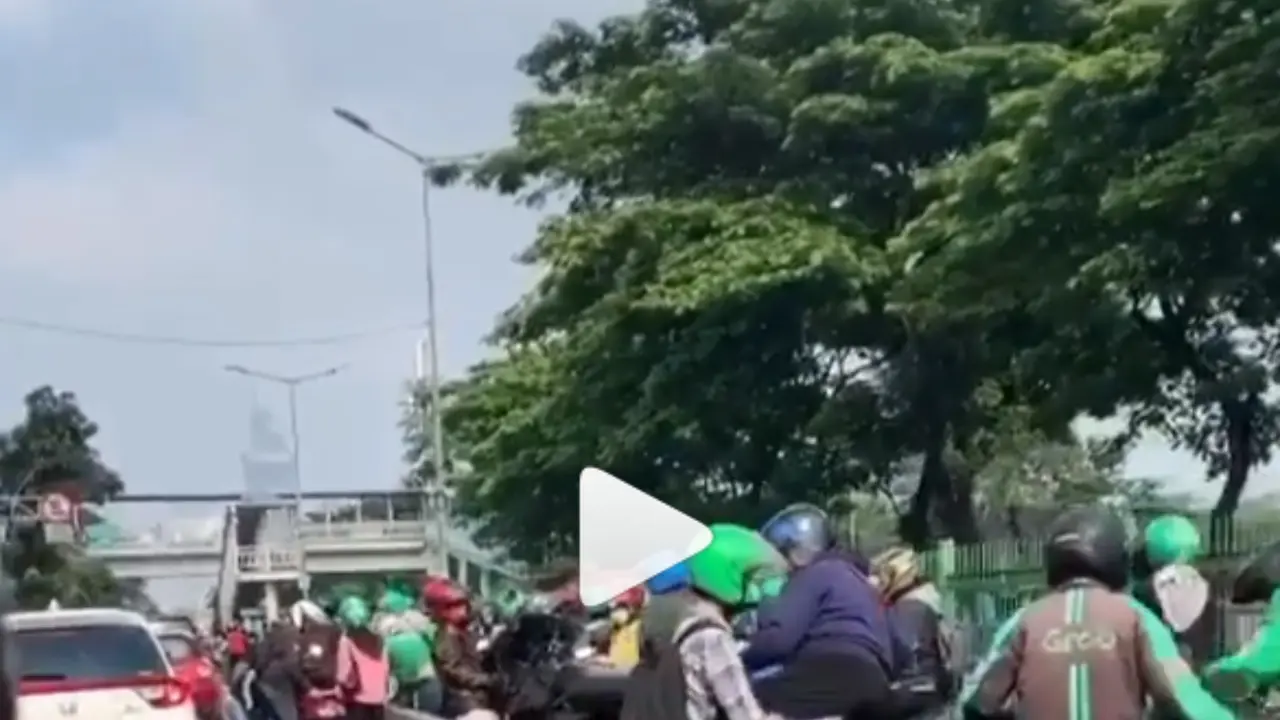 Situasi pengguna sepeda motor yang melanggar jalur transjakarta di kawasan Pasar Rumput, Manggarai, Jakarta Selatan