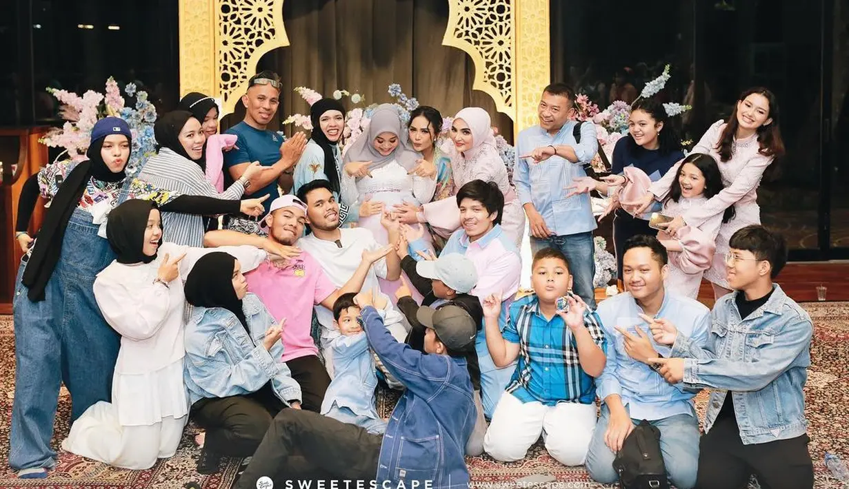 "Caption yg bagus apa yah??," tulis ashanty_ash membagikan dua foto bersama dua nenek baby Ameena. "3 DIVA yeayy terima kasih shanty sayang, selamat kembali ke Tanah Air ibu besan sayang. @ashanty_ash @genifaruk," jawab Krisdayanti di kolom komentar. [Instagram/ashanty_ash]