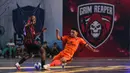 Pemain Nova Titans, Fadillah (kanan) berebut bola dengan pemain Grim Reaper, Samuel Amos pada laga final Futsal X Series 2 di GOR UNJ, Rawamangun, Jakarta, Minggu (18/01/2026). (Bola.com/Bagaskara Lazuardi)