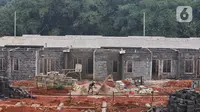 Aktivitas pekerja saat membangun kawasan perumahan bersubsidi di Kabupaten Bogor, Jawa Barat, Senin (19/2/2024). (Liputan6.com/Angga Yuniar)