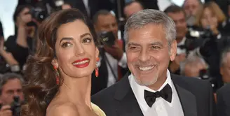 Rona bahagia menyelimuti pasangan George Clooney dan Amal Almuddin. Pasalnya keduanya baru saja dikaruniai anak pertama mereka. Hal membahagiakan lainnya adalah mereka mendapat sepasang anak kembar. (AFP/Bintang.com)