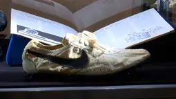 Sepatu Nike buatan tangan Moon Shoe yang merupakan hasil rancangan salah seorang pendiri Nike, Bill Bowerman, pada tahun 1972 dipajang di rumah lelang Sotheby, New York pada 12 Juli 2019. Rumah lelang tersebut mengadakan lelang sneaker langka untuk pertama kalinya. (AP Photo/Ted Shaffrey)