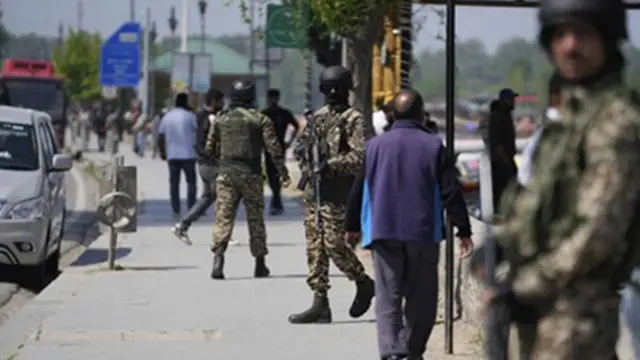 Tentara India berjaga di tepi Danau Dal di Srinagar, Kashmir yang dikuasai India, Kamis (24/4/2025).