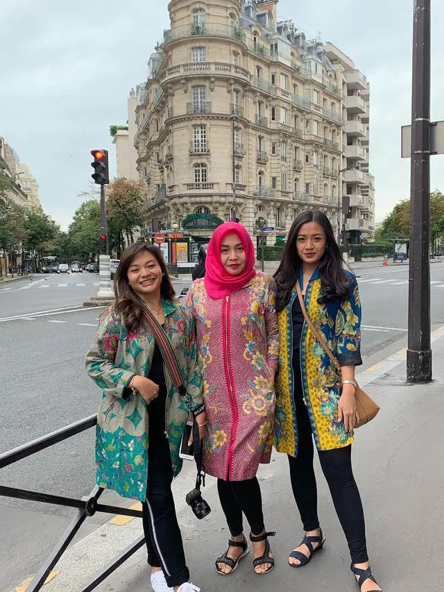 Mama Oktarina berfoto dengan dua putri kesayangannya (Instagram/ oktarina28)