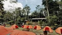 Sensasi merasakan kemah di alam terbuka di Pinus Camp Banyuwangi  (Hermawan Arifianto/Liputan6.com)
