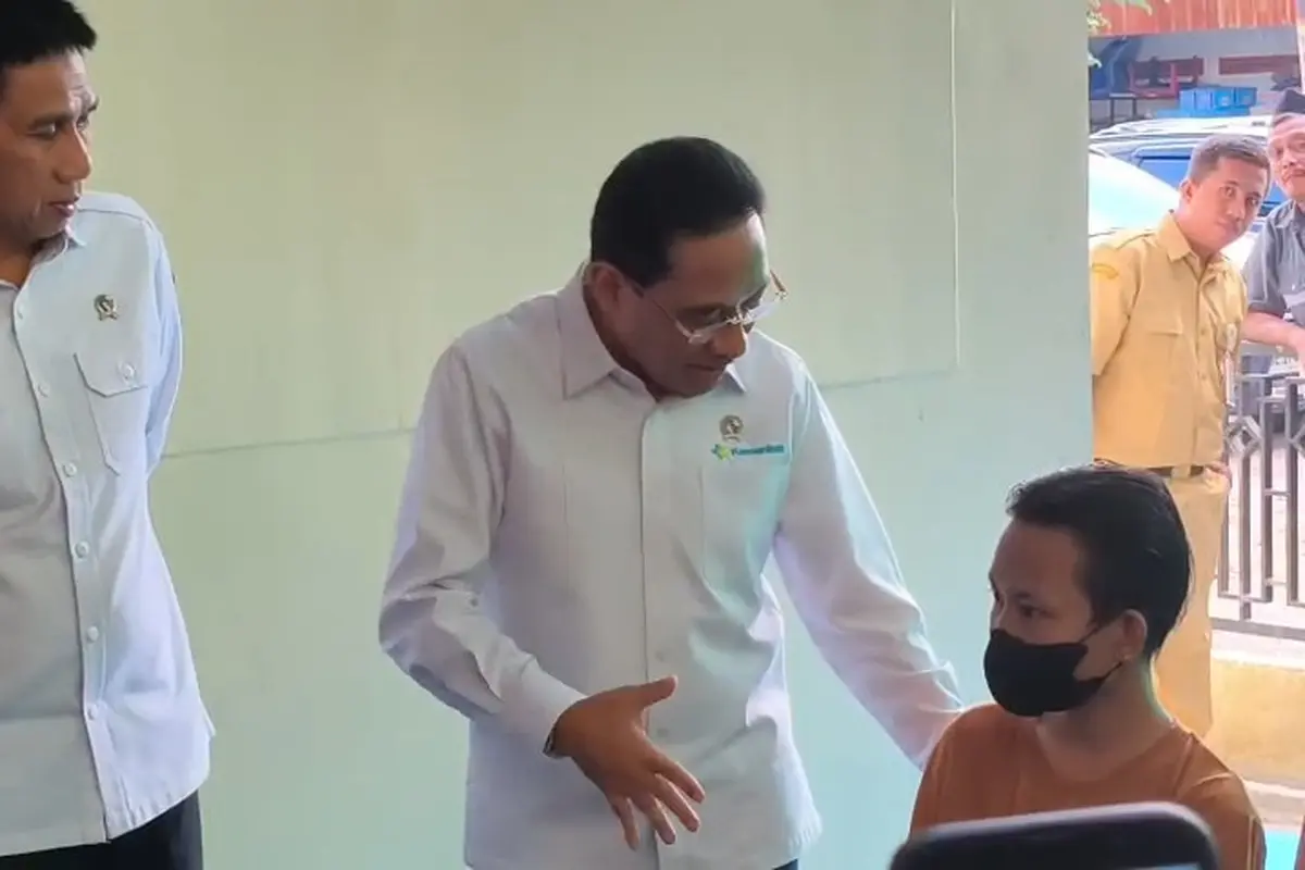 Wakil Menteri Kesehatan Benjamin Paulus Octavianus bersama Wakil Menteri Dalam Negeri Akhmad Wiyagus turun langsung meninjau pelayanan kesehatan di Puskesmas Way Halim II, Bandar Lampung, Selasa (14/4/2026) (Liputan6.com/Ardi Munthe)