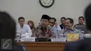 Ketua BPK RI Harry Azhar Aziz (tengah) saat menerima kunjungan pansus angket Pelindo II DPR RI di ruang rapat Gedung BPK, Jakarta, Senin (16/11). Pansus DPR RI meminta BPK mengaudit investigasi Pelindo II. (Liputan6.com/Faizal Fanani)