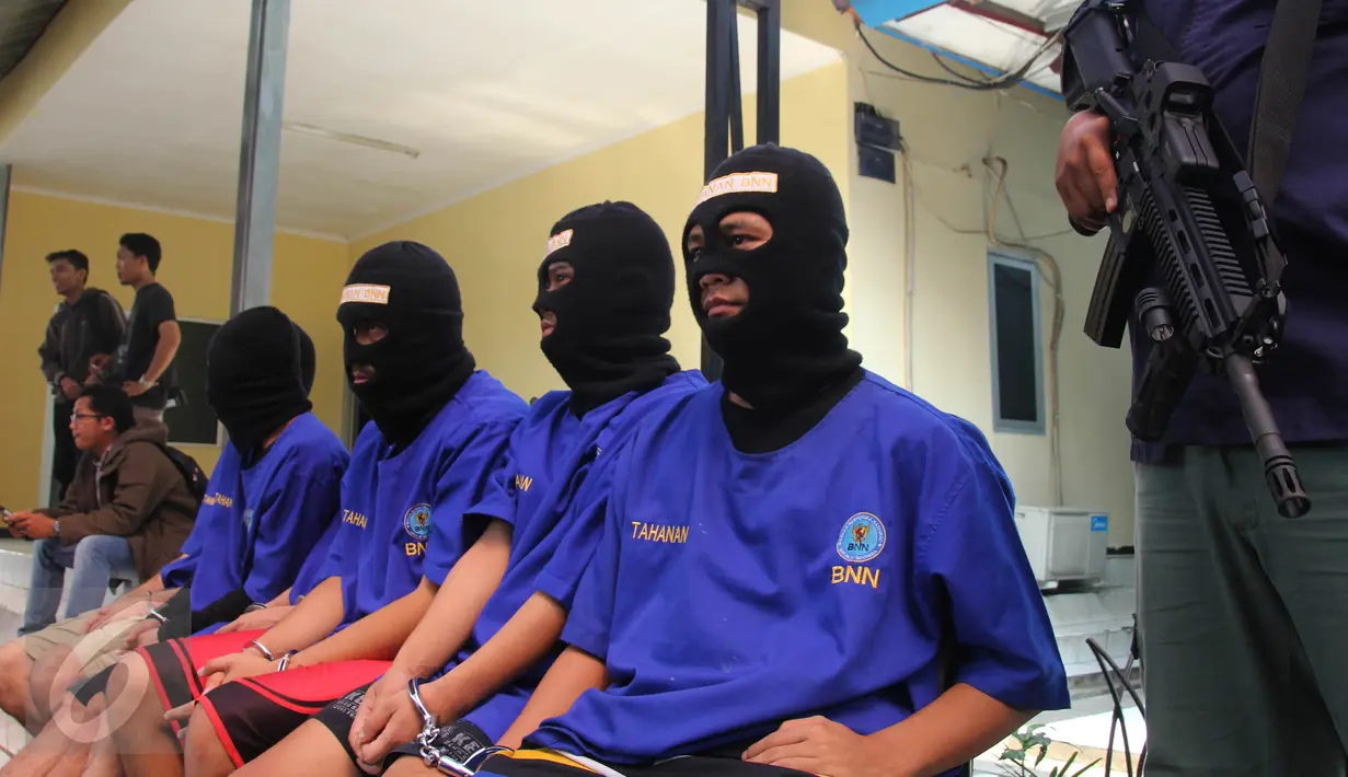 Sejumlah tersangka dihadirkan ketika pemusnahan barang bukti di kantor BNN, Jakarta, Rabu (17/6/2015). Sebanyak 18 kg sabu dan 622 butir ekstasi hasil pengungkapan BNN itu dimusnahkan. (Liputan6.com/Johan Tallo)