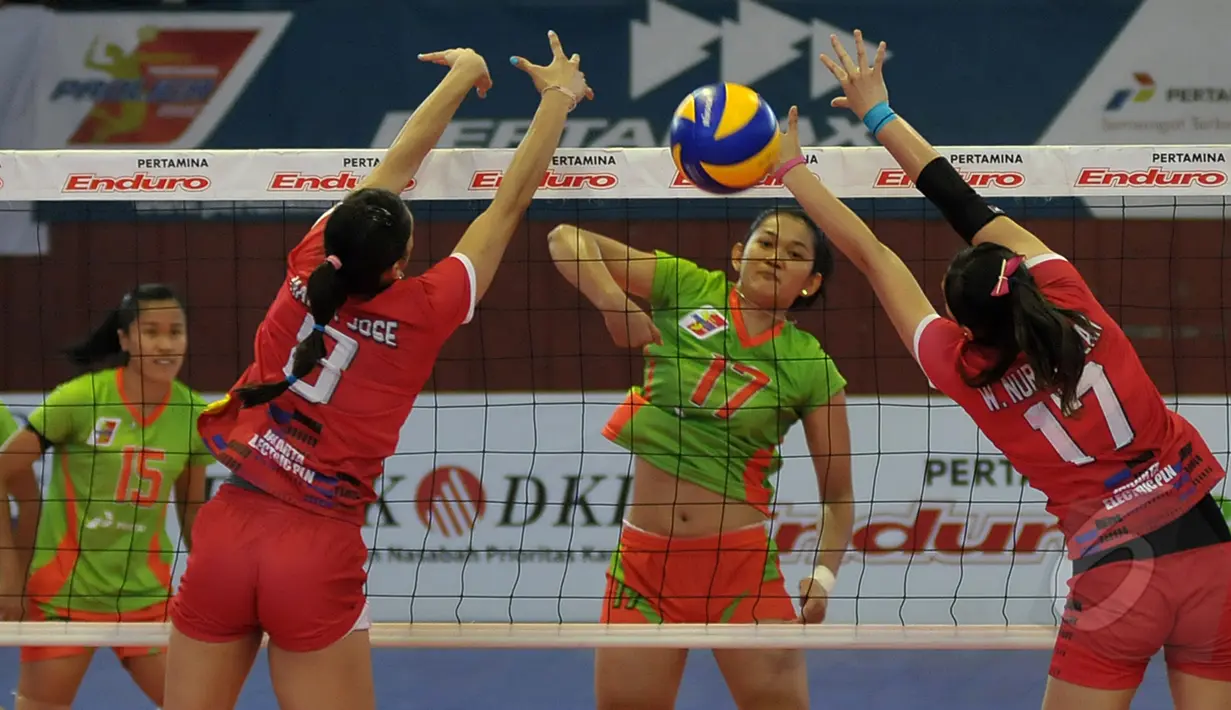 Dua pevoli putri Jakarta Electric PLN Jakarta Pertamina mencoba menahan smesh pemain Jakarta Pertamina Energi, Maya Kurnia (tengah) saat laga Pertamina Proliga 2015 di Hall A Senayan, Jakarta, Minggu (21/3/2015). (Liputan6.com/Johan Tallo)