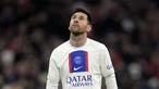 Reaksi kecewa pemain Paris Saint-Germain, Lionel Messi setelah timnya kalah dari Bayern Munchen pada laga 16 besar Liga Champions 2022/2023 di Allianz Arena, Munchen, Jerman, Kamis (09/03/2023) WIB. PSG kalah dengan skor 0-2. Messi gagal tampil baik pada laga tersebut dengan hanya membuat satu tembakan tepat sasaran. Sang pemain juga salah menempatkan tiga dari empat percobaan bola panjang, kehilangan penguasaan bola 19 kali, dan menjadi yang terbaik kedua dalam delapan duel lapangan. (AP Photo/Andreas Schaad)