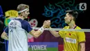 Pebulu tangkis tunggal putra Denmark Viktor Axelsen (kiri) menyalami pebulu tangkis tunggal putra China Zhao Jun Peng pada akhir pertandingan final East Ventures Indonesia Open 2022 di Istora Senayan, Jakarta, Minggu (19/6/2022). Viktor Axelsen menjuarai tunggal putra East Ventures Indonesia Open 2022 usai mengalahkan Zhao Jun Peng dengan skor 21-9, 21-10. (Liputan6.com/Faizal Fanani)