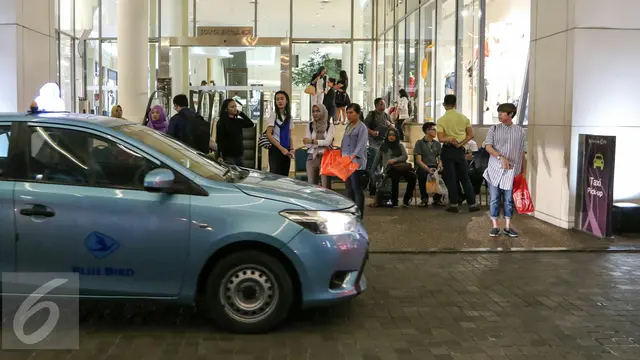 20160323- Warga Manfaatkan Layanan Gratis dari Blue Bird-Jakarta- Herman Zakharia