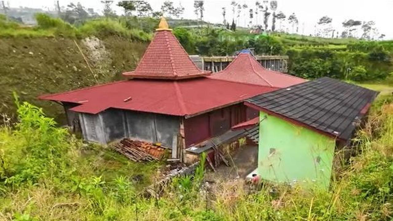 Dia bahkan membangunkan sebuah masjid yang didedikasikan untuk sang ibunda.<br>