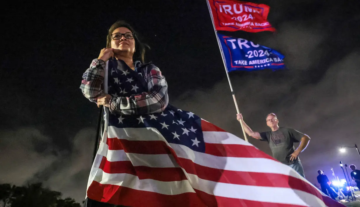 Kemenangan Donald Trump memenangi Pemilihan Presiden Amerika Serikat (AS) 2024 menjadi berita utama media di berbagai negara. Para pendukung mantan presiden AS dan calon presiden dari Partai Republik Donald Trump berkumpul di dekat resor Mar-a-Lago miliknya di Palm Beach, Florida, pada Hari Pemilu, 5 November 2024. (Giorgio Viera/AFP)