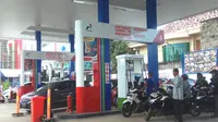 Para pengendara sepeda motor mengantri mengisi BBM RON tinggi di salah satu SPBU Palembang (Liputan6.com / Nefri Inge)