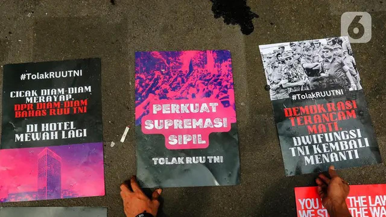 Aksi Bakar Ban Panaskan Unjuk Rasa Menolak Pengesahan RUU TNI Jadi Undang-Undang