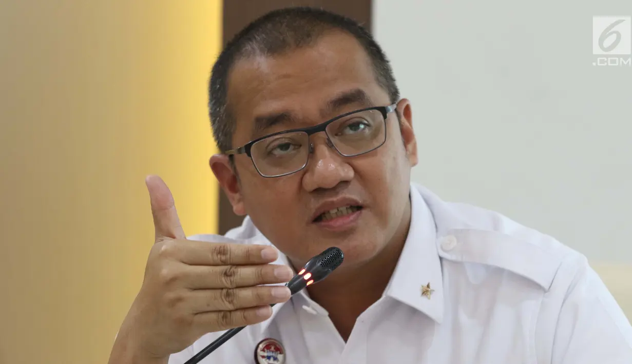 Dirjen Administrasi Hukum Umum, Cahyo R. Muzhar menyampaikan keterangan di Jakarta, Senin (25/3). Keterangan terkait kemenangan atas gugatan Churchill dan Planet Mining berarti Indonesia lolos dari nilai ganti rugi sebesar US$ 1,3 miliar atau sekitar Rp 18 triliun. (Liputan6.com/Helmi Fithriansyah)