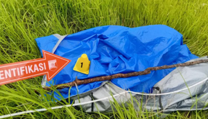 Polisi saat melakukan olah TKP kasus suami bunuh istri di Kabupaten Sumba Timur, NTT (Liputan6.com/Ola Keda)