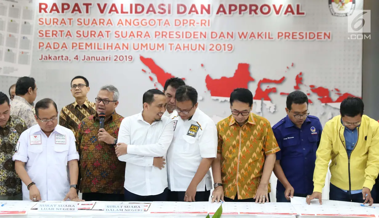 Ketua KPU RI, Arief Budiman (ketiga kiri) bersama perwakilan partai politik saat penandatangan persetujuan surat suara pemilihan Presiden dan Wakil Presiden serta anggota DPR RI pemilu 2019 di Jakarta, Jumat (4/1). (Liputan6.com/Helmi Fithriansyah)