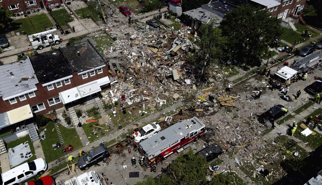 Puing-puing menutupi tanah usai ledakan di Baltimore, Maryland, Amerika Serikat, Senin (10/8/2020). Ledakan yang diduga akibat kebocoran gas tersebut menewaskan seorang wanita dan melukai enam orang lainnya. (AP Photo/Julio Cortez)