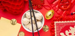 Imlek/copyright Freepik.com https://www.freepik.com/free-photo/dumplings-with-chopsticks-lantern-chinese-new-year_6064729.htm#fromView=search&page=1&position=2&uuid=d1fffa4e-536e-448e-9c94-ec24d6464d99&query=chinese+new+year