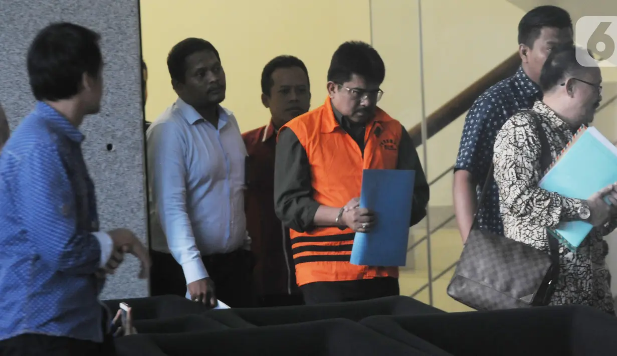 Mantan Kepala Kantor Pelayanan Pajak PMA Tiga Kanwil Jakarta Khusus Yul Dirga usai pemeriksaan di Gedung KPK, Jakarta, Kamis (3/10/2019). Yul resmi ditahan KPK untuk mempermudah pemeriksaan atas kasus dugaan suap terkait restitusi pajak PT WAE tahun pajak 2015 dan 2016. (merdeka.com/Dwi Narwoko)