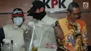 Wakil Ketua KPK Alexander Marwata (kanan) bersama penyidik menunjukkan barang bukti hasil OTT Pasuruan, Jakarta, Jumat (5/10). Tersangka Wali Kota Pasuruan Setiyono dibantu oleh tiga orang dekatnya yang disebut Trio Kwek-Kwek. (Merdeka.com/Dwi Narwoko)