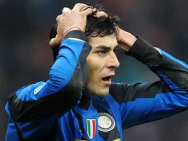 Inter Milan's Argentinian forward Julio Ricardo Cruz reacts during his team's Italian Serie A football match against Torino on February 1, 2009 at San Siro Stadium in Milan. AFP PHOTO / GIUSEPPE CACACE 