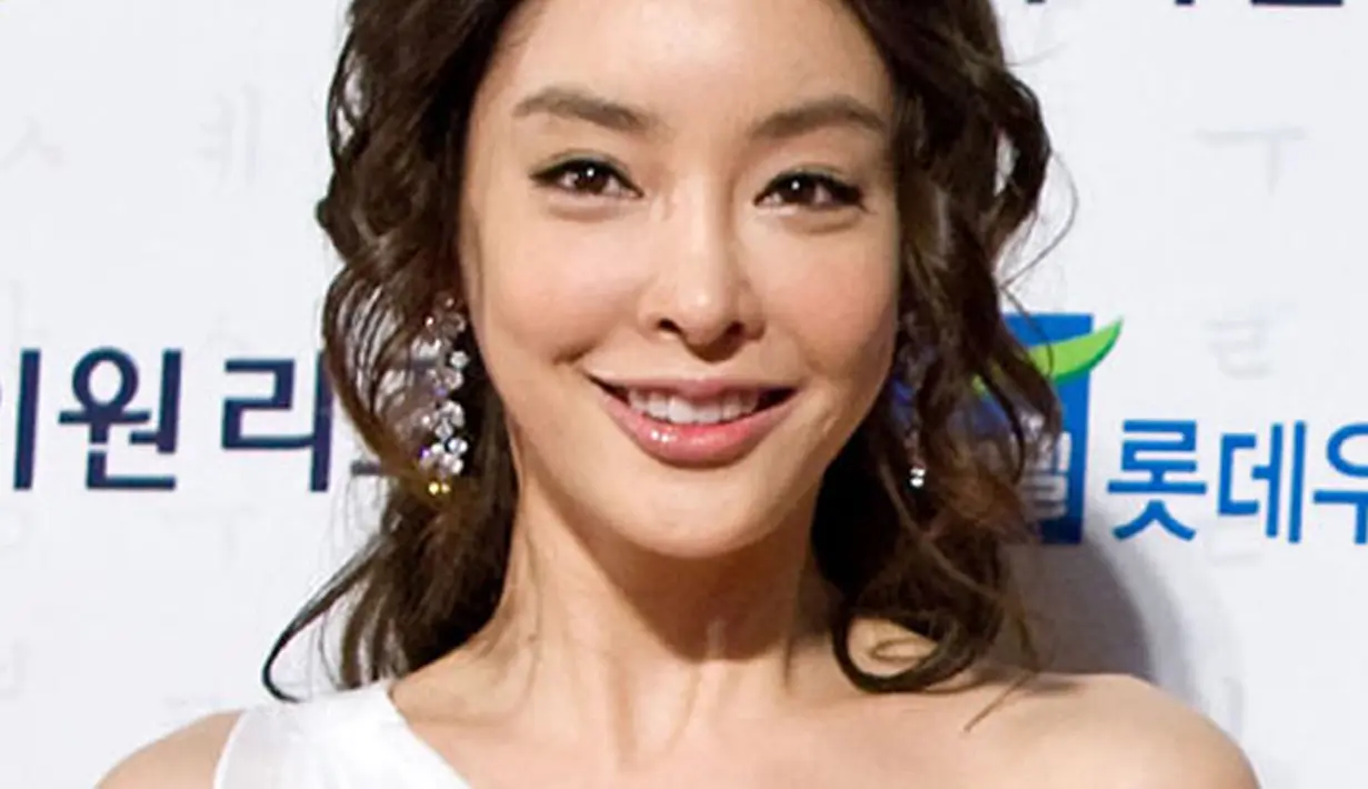 Jang Ja-yeon mengakhiri hidupnya dengan cara menggantung diri di rumahnya pada 7 Maret 2009. Artis yang memainkan karakter Sunny dalam drama hits Boys Over Flowers tersebut kabarnya diperlakukan sebagai budak seks oleh agensinya (Istimewa)