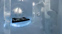 Ice Hotel, hotel di Swedia yang dibangun menggunakan es saat suhu di negara tersebut sangat dingin yaitu di bawah nol derajat.