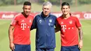 Pelatih Bayern Munchen, Carlo Ancelotti, foto bersama dua pemain barunya, James Rodriguez (kanan) dan Corentin Tolisso (kiri) usai latihan perdana di Munchen, Rabu (12/7/2017). (EPA/Lukas Barth)