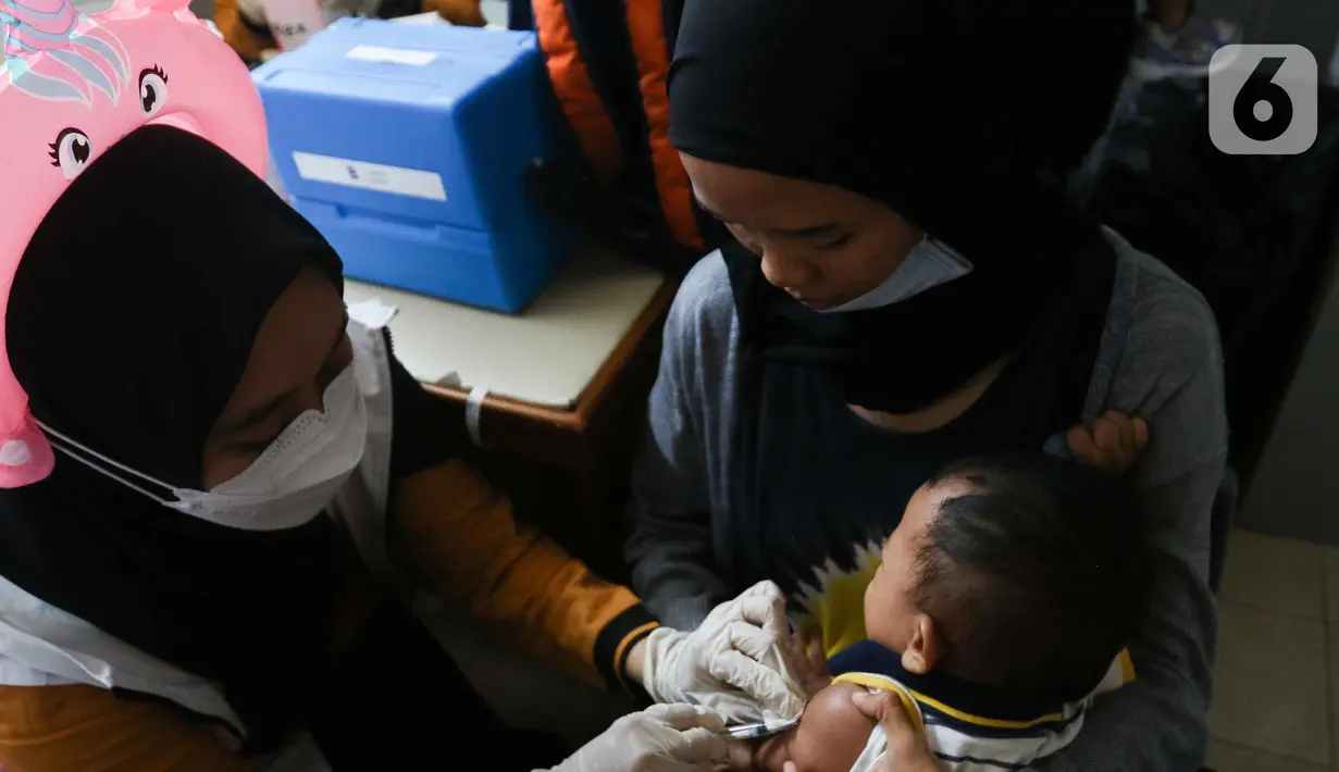 Petugas menyuntikan anak imunisasi di RPTRA Pola Idaman, Pondok Labu, Jakarta Selatan, Senin (1/8/2022). Sebanyak 76 anak mengikuti bulan imunisasi anak nasional pemberian imunisasi tambahan Campak-Rubela dan pemberian imunisasi pada anak yang belum mendapatkan imunisasi lengkap. (Liputan6.com/Herman Zakharia)