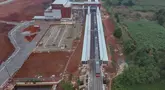Foto udara memperlihatkan rangkaian KRL Commuter Line melintas di samping proyek pembangunan Stasiun Jatake, Pagedangan, Kabupaten Tangerang, Banten, Selasa (29/7/2025). (merdeka.com/Arie Basuki)