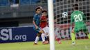 Pemain Timnas Indonesia U-19, Mikael Alfredo Tata (tengah) melepaskan tendangan ke gawang Brunei Darussalam U-19, dalam laga penyisihan Grup A Piala AFF U-19 2022 antara Indonesia menghadapi Brunei Darussalam di Stadion Patriot Candrabhaga, Bekasi, Senin (4/7/2022). (Bola.com/M. Iqbal Ichsan)