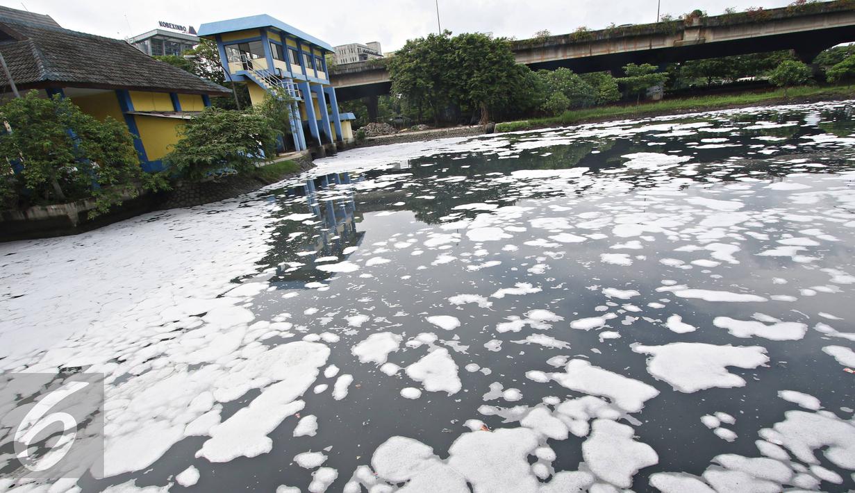 Limbah busa menutupi permukaan air di Kali Ancol, Jakarta, Selasa (16/2). Buruknya tata kelola air di Ibukota menjadi penyebab kondisi Kali Ancol selalu dipenuhi limbah busa, yang merupakan indikator pencemaran air. (Liputan6.com/Immanuel Antonius)