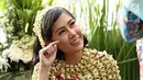 Bintang film dan sinetron Ardina Rasti saat prosesi siraman menjelang pernikahannya di kawasan Gunung Putri, Jawa Barat, Jumat (19/1). (Liputan6.com/Herman Zakharia)