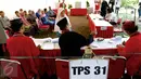 Petugas KPPS mengenakan pakaian ala Betawi menunjukan surat suara kepada pemilih di TPS 31/32, Kelurahan Pondok Benda, Tangerang Selatan, Rabu (9/12). Surat suara berasal dari 2.245 TPS di seluruh Tangerang Selatan. (Liputan6.com/Fery Pradolo)