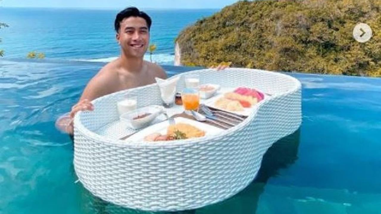 Gaya Vidi Aldiano Ikutan Tren Floating Breakfast