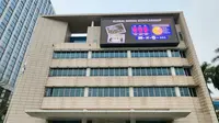 Layar digital di dinding luar gedung Kedutaan Besar Republik Korea di Indonesia menampilkan informasi Global Korea Scholarship (GKS). (Dok. Kedubes Korsel)