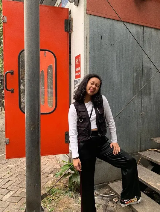 <p>Vest juga bisa menjadi aksen penunjang gaya agar tampilan basic terlihat lebih maksimal. (Foto: Instagram/ Nayyara Sudiro).</p>