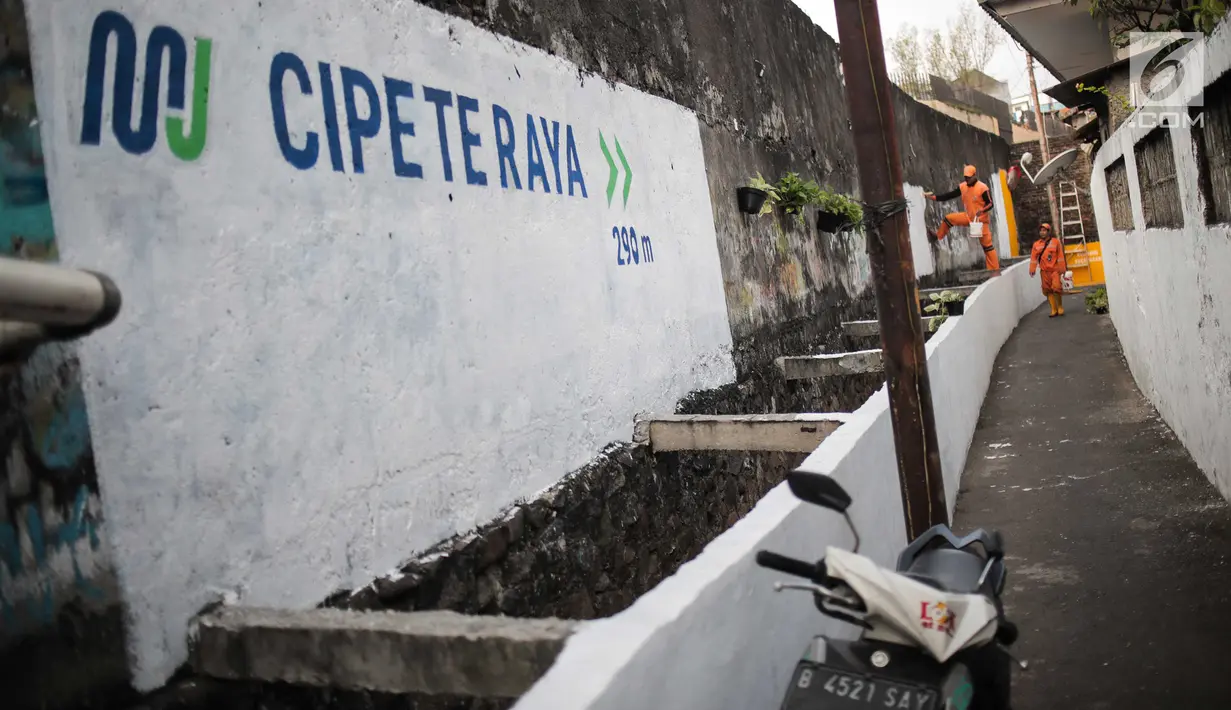 Petugas PPSU menyelesaikan pengerjaan jalur peningkatan aksesibilitas jalan lokal dan kampung menuju Stasiun MRT di Gang Teladan, Cipete Raya, Jakarta, Senin (2/9/2019). Hal ini untuk meningkatkan keamanan bagi pejalan kaki dan pesepeda menuju Stasiun MRT Cipete Raya. (Liputan6.com/Faizal Fanani)