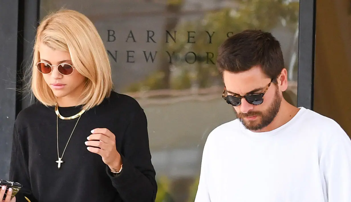 "Jika Kourtney kembali single, kamu bisa bertaruh Scott akan memutuskan Sofia dan mulai menghabiskan waktu lebih banyak dengan Kourtney dan anak-anaknya," ujar sumber. (Footwear News)