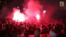 Suporter tim Macan Kemayoran menyalakan flare saat merayakan gelar juara Go-Jek Liga 1 Indonesia 2018 bersama Bukalapak yang diraih Persija di kawasan Bundaran HI, Jakarta, Minggu (9/12). Persija juara dengan 62 poin. (Liputan6.com/Helmi Fithriansyah)