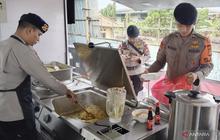 Dapur Lapangan Brimob Polda Metro Jaya Salurkan Bantuan untuk Korban Banjir Cikarang